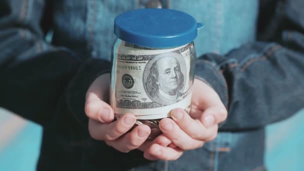 Niño pequeño con frasco de cristal de monedas en sus manos — Vídeos de Stock