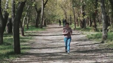 Parkta koşan kadın