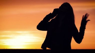 Kadın kullanım akıllı telefon silüeti