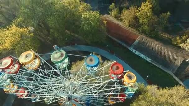 Homme escalade ferris roue — Video