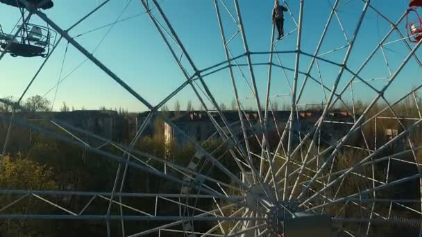 Mann klettert Riesenrad — Stockvideo