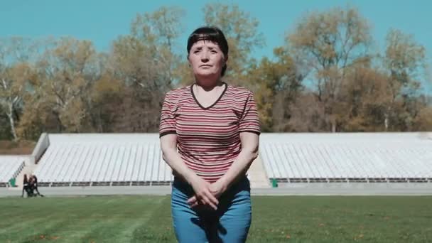 Mulher treinando no estádio — Vídeo de Stock