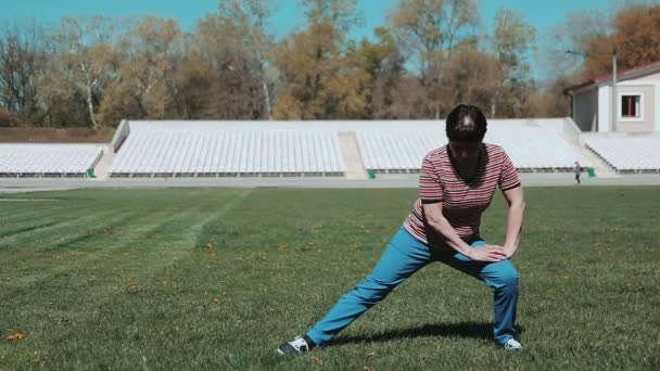 Vrouw training op stadion — Stockvideo