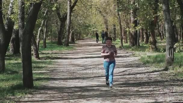 Woman running in park — Stock Video