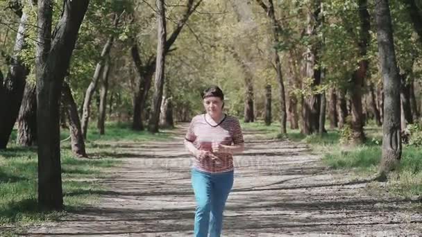 Mulher correndo no parque — Vídeo de Stock