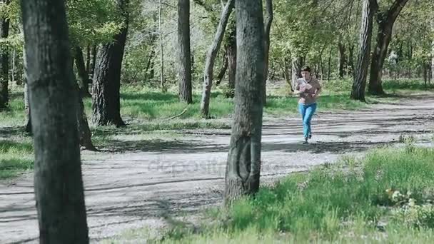 Mujer corriendo en parque — Vídeos de Stock