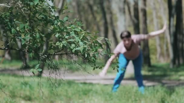 Vrouw opleiding, oefeningen te doen — Stockvideo