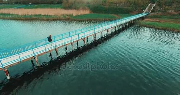 Meisje lopen naar bank — Stockvideo