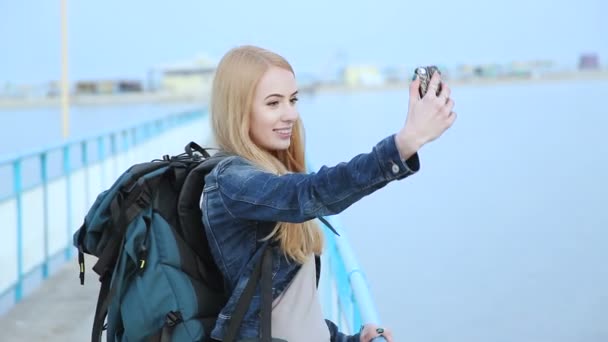 Menina bonita fazendo selfies de pé ao lado do rio — Vídeo de Stock