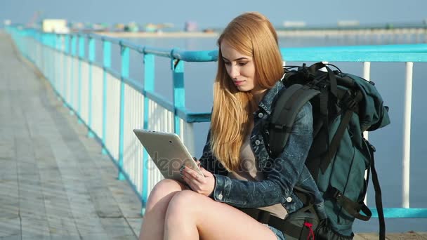 Chica turista sentado con tableta — Vídeos de Stock
