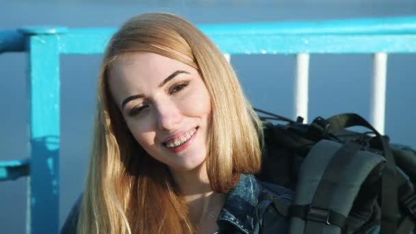 Όμορφη ξανθιά κοπέλα με σιδεράκια στα δόντια χαμόγελο — Αρχείο Βίντεο