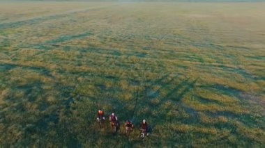 Bisikletçiler onların bisiklet batımını yakın duran