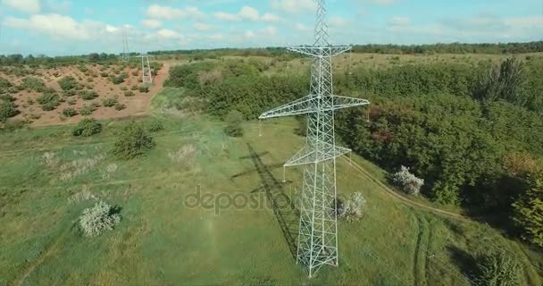 AERIAL: Torre de alto voltaje — Vídeo de stock