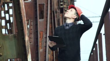 Müfettiş mühendis adam ayakta ve panoya yazma