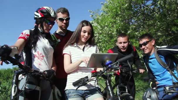 Grupo de ciclistas verificando o mapa em tablet discutindo a rota — Vídeo de Stock