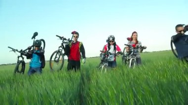 Bisikletçiler Bisiklet yüksek çim yoluyla taşıma