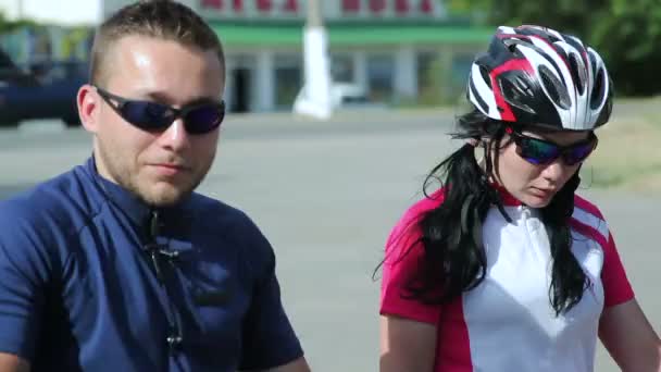 Sällskap med vänner-cyklister — Stockvideo