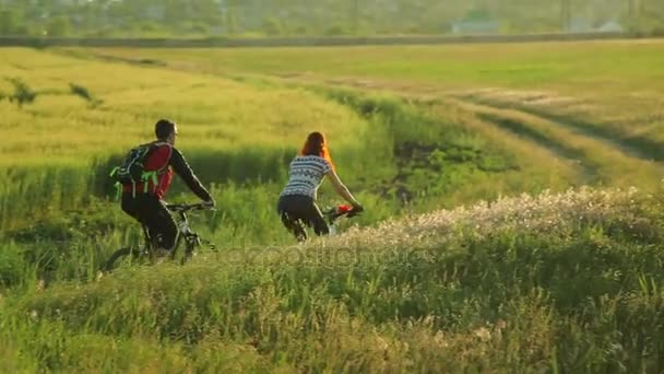 Young couple cycling together in countryside — Stock Video