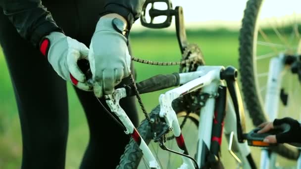 Férfi kerékpár lánc javítása — Stock videók