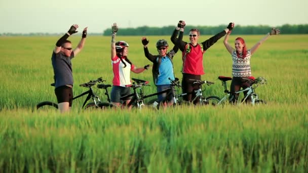 Amigos ciclistas acenando na câmera — Vídeo de Stock