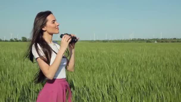 Dürbünle bakan genç bir kadın — Stok video