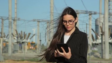 Kadın işçi Santrali'nde gülümseyerek