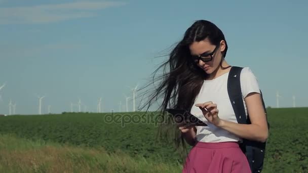 Mujer atractiva usando tableta al aire libre — Vídeos de Stock