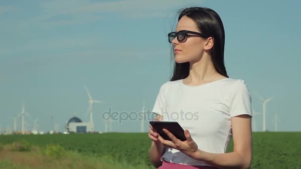 Ελκυστική γυναίκα χρησιμοποιώντας tablet σε εξωτερικούς χώρους — Αρχείο Βίντεο