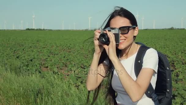 Menina tirando fotos com câmera vintage — Vídeo de Stock