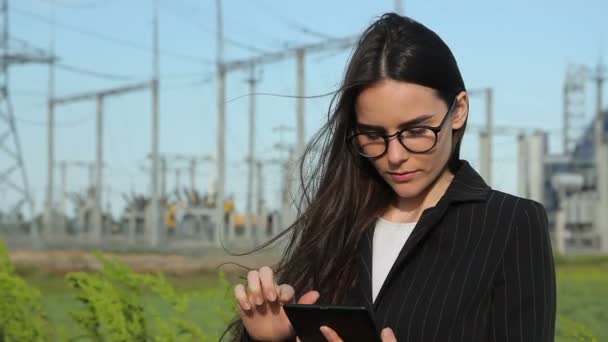 Lachende werkneemster op elektriciteitscentrale — Stockvideo