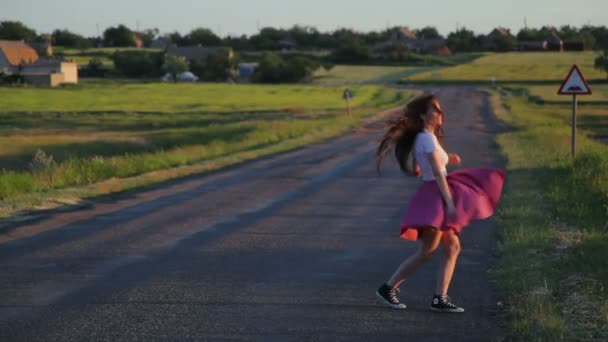 Morena chica bailando en un camino — Vídeo de stock