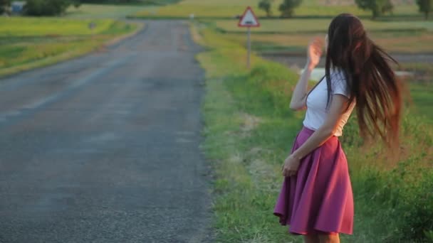 道路に車を止めようとしている若い女の子 — ストック動画