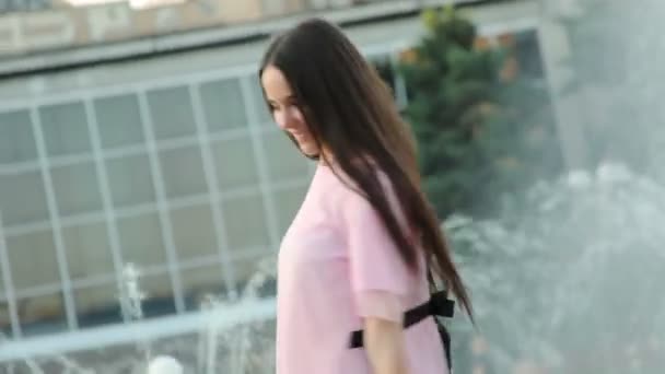 在喷泉附近的粉红色裙子的女孩 — 图库视频影像