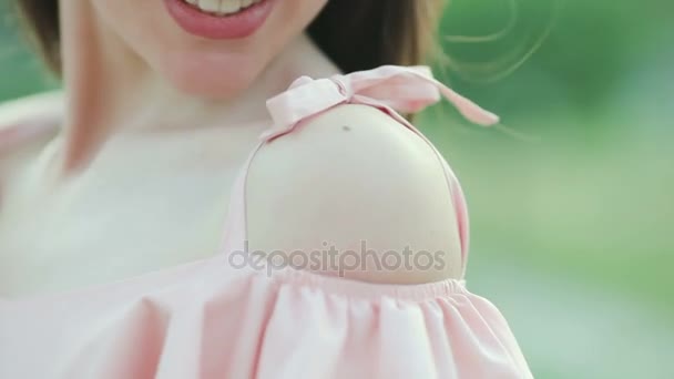 Close-up van schoonheid portret van mooie vrouw schouder met strik — Stockvideo