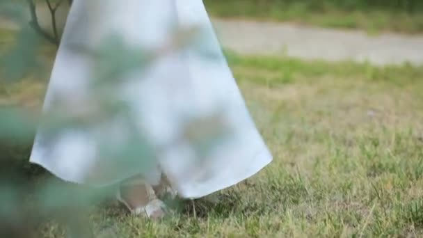 Жіноча модель в білій сукні — стокове відео