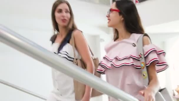 Twee gelukkige meisjes op winkelen — Stockvideo