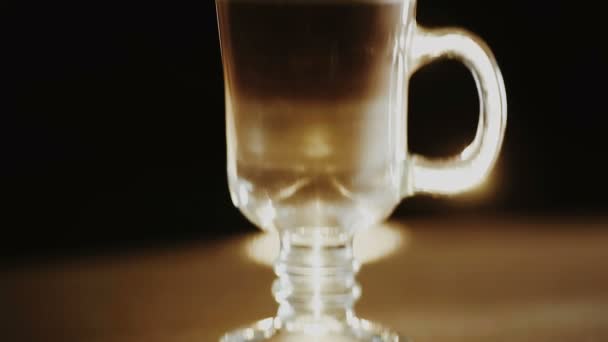 Латте макиато в стакане, закрой — стоковое видео