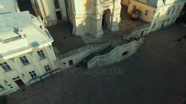 Luchtfoto oude stad Lviv, Oekraïne. Oude Grieks-katholieke kerk. — Stockvideo