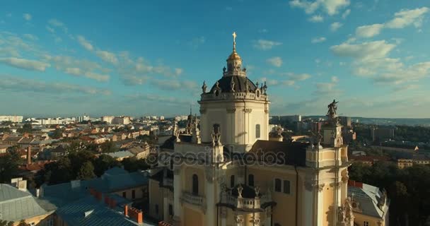 Cidade velha aérea Lviv, Ucrânia. Igreja Católica Grega Antiga . — Vídeo de Stock