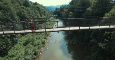 Köprüde duran adam turizm.