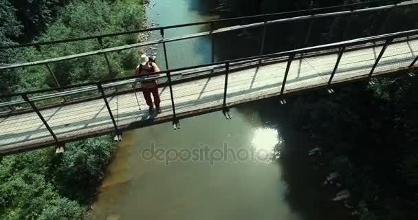 Hombre turista de pie en puente . — Vídeos de Stock