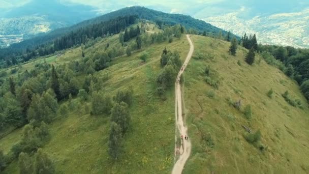 Vista aérea de la carretera de campo sobre la colina en la montaña — Vídeo de stock