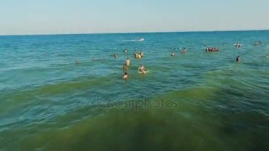 Denizde eğleniyor insan kalabalığı