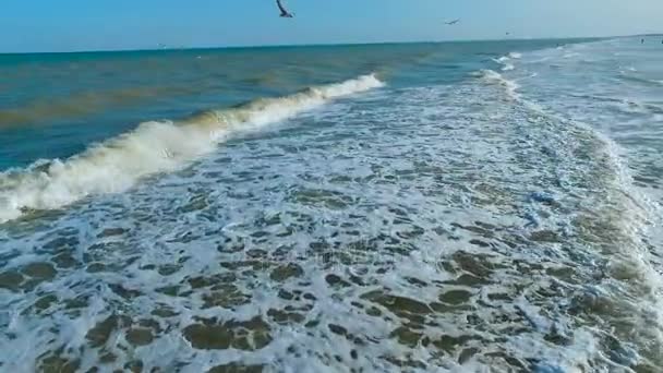 Luchtfoto shot over de zee — Stockvideo