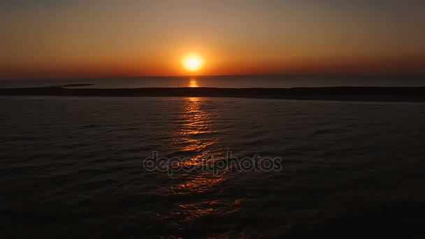 Prachtige zonsondergang aan het strand — Stockvideo