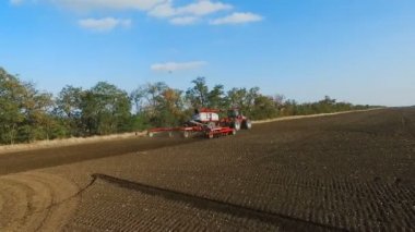 Traktör sahada çalışıyor.