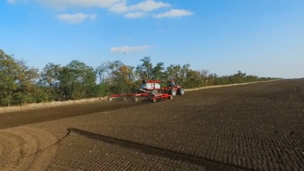 Tractor trabajando en el campo — Vídeos de Stock