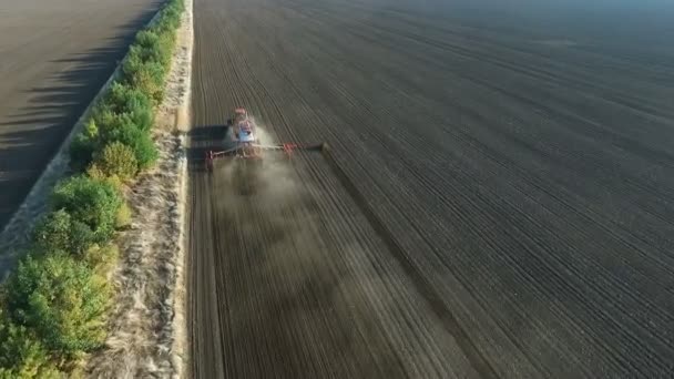 Ciągnik pracujący w terenie — Wideo stockowe