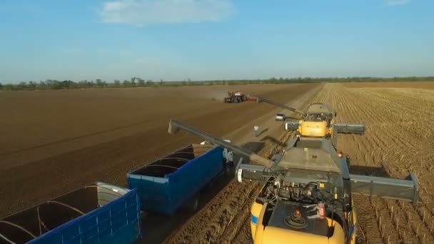 Speciální traktory a kombajny. Zemědělství. Agronomie. Zobrazení příčného řezu zemědělských strojů ze vzduchu. — Stock video