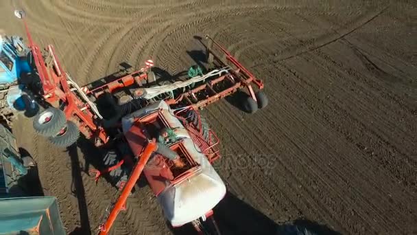 Сельскохозяйственный трактор работает в поле. Посадка какао — стоковое видео
